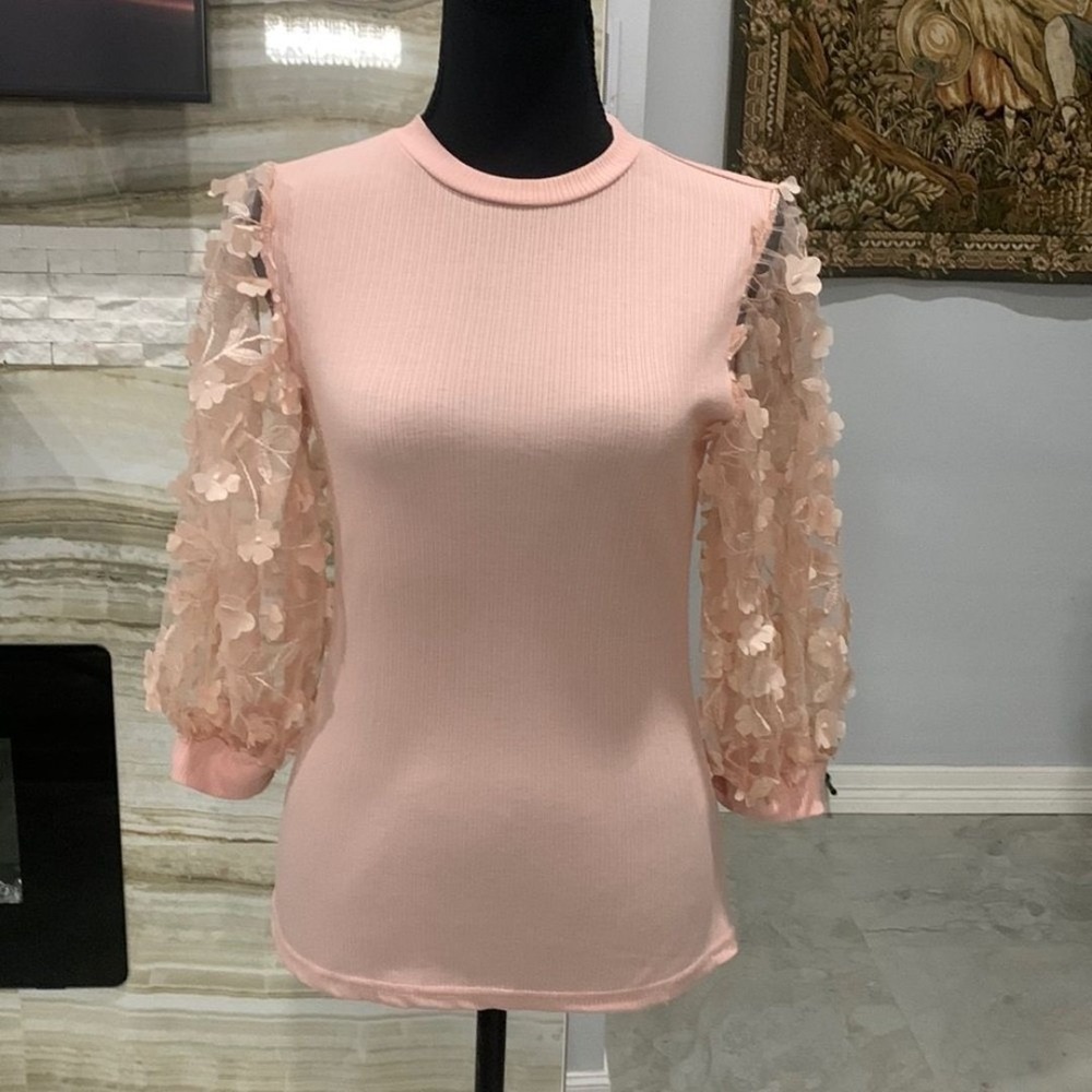 Women's Light Pink Ribbed Floral Petal Sleeved Top.‎ Size S